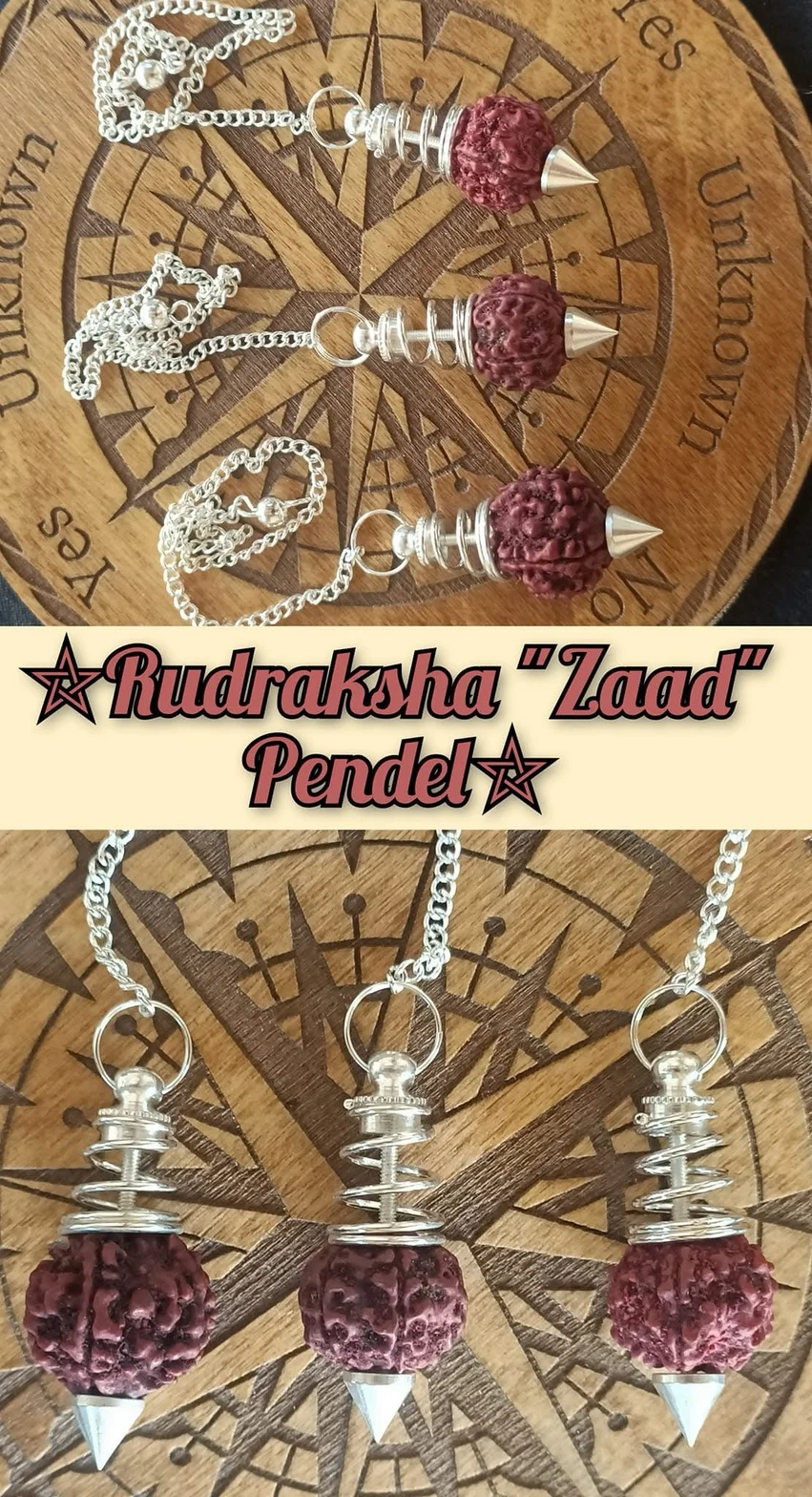 Drie rudraksha-pendels met zilverkleurige kettingen op een houten waarzegbord