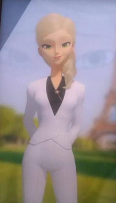 Emelie Graham de Vanily, en ung kvinna med långt blont hår klädd i en vit dräkt, innan hon blev Emelie Lundin.