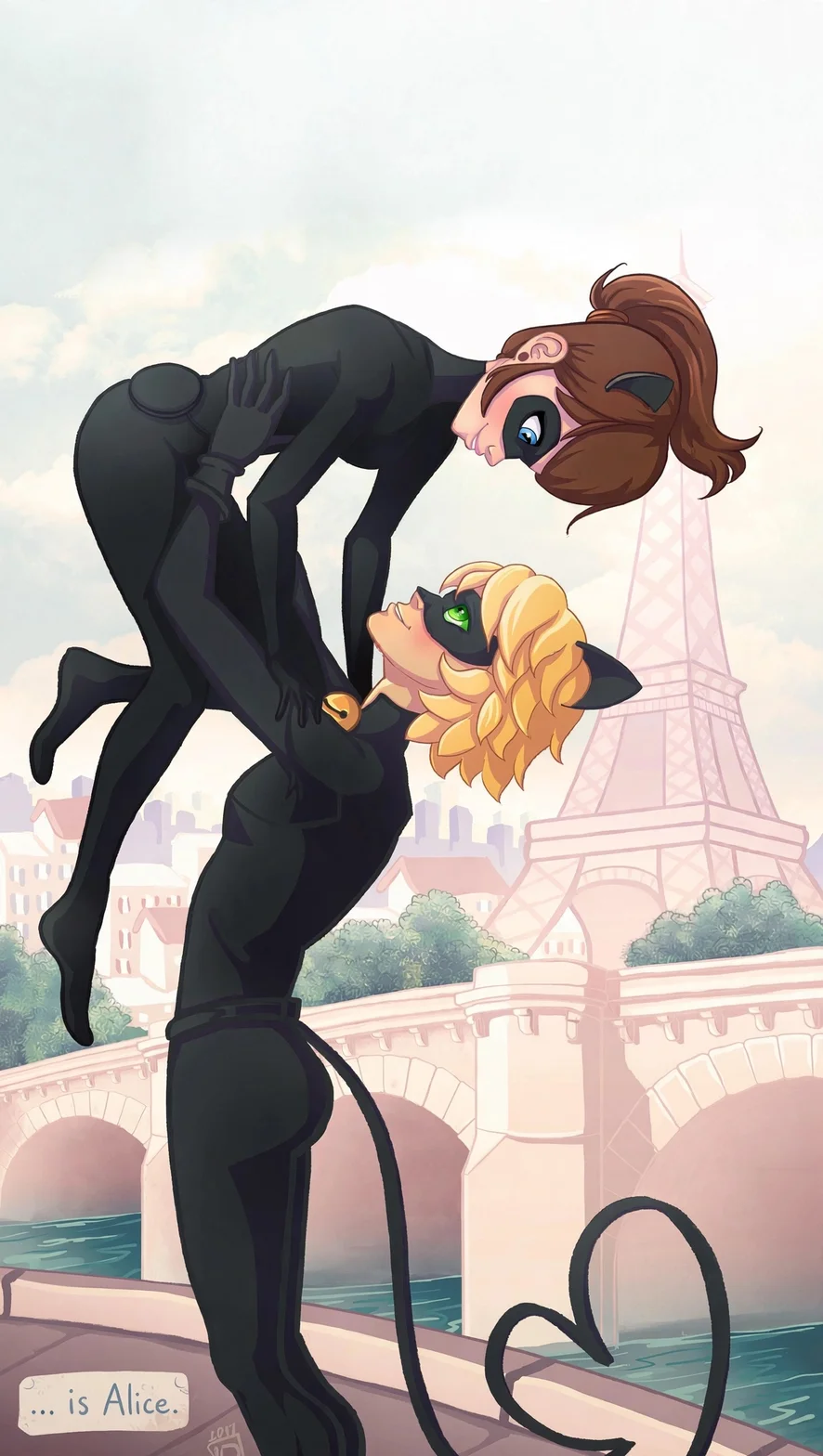 Chat Noir och Catty Lady, två maskerade hjältar i svarta kostymer, står tillsammans i Paris med Eiffeltornet i bakgrunden.