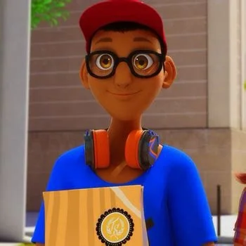 Nino, en animerad pojke med röd keps och glasögon i blå skjorta, håller upp ett gult pris.
