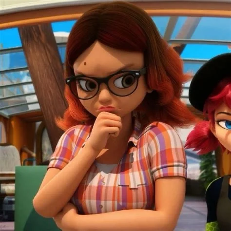 Alya, en animerad flicka med rött hår och glasögon, sitter tankfullt i ett rum med träbjälkar och glasfönster.