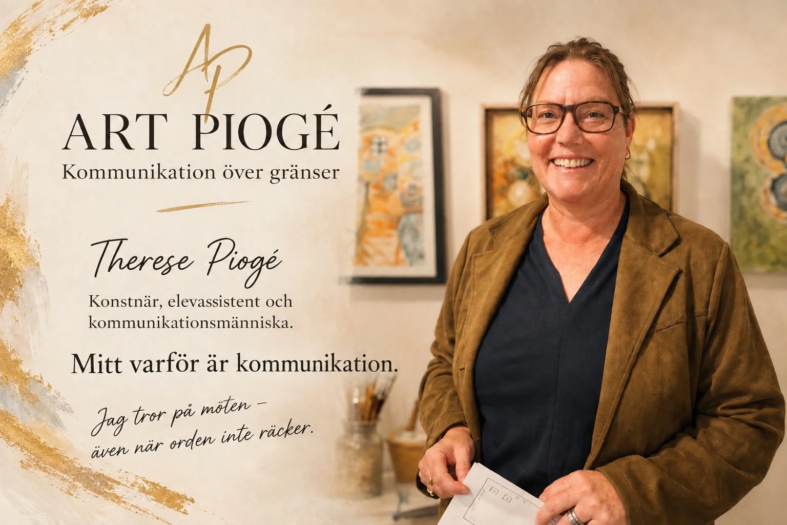 Konstnären Therese Piogé i ateljémiljö omgiven av sina konstverk