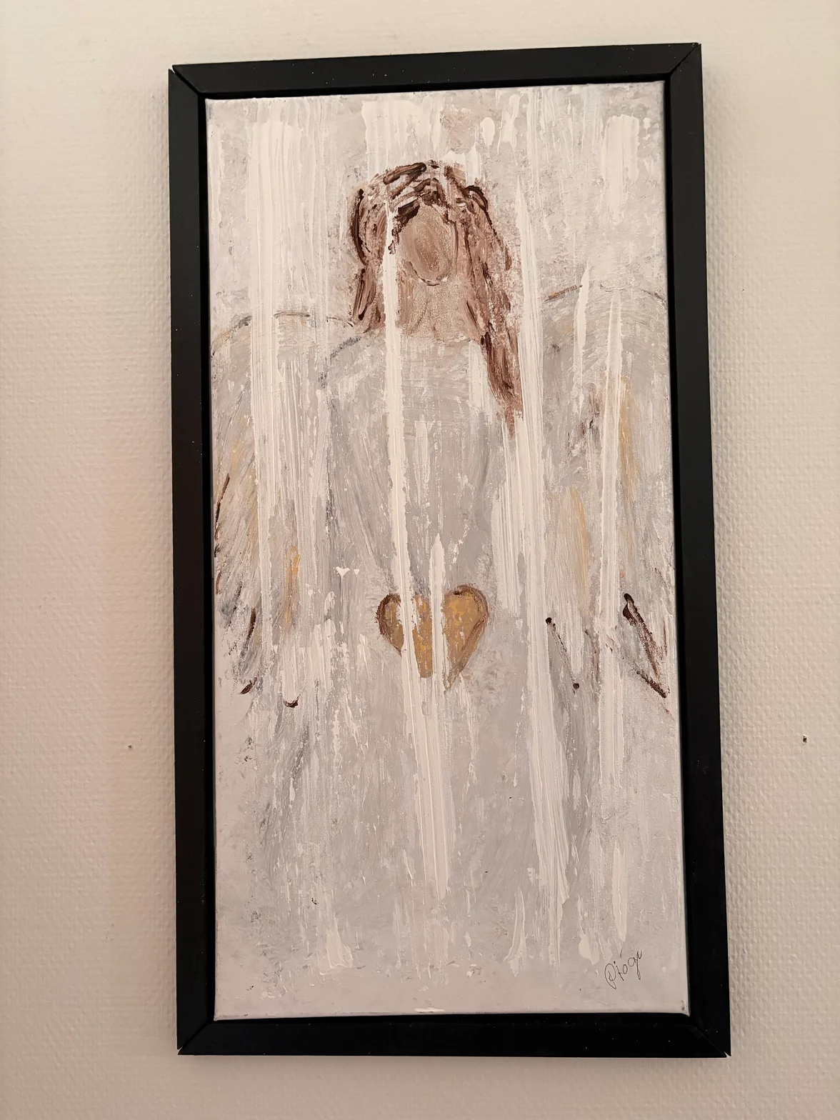 Målningen Ro av Therese Piogé som föreställer en stilla figur med ett gyllene hjärta i dämpade vita och beige toner