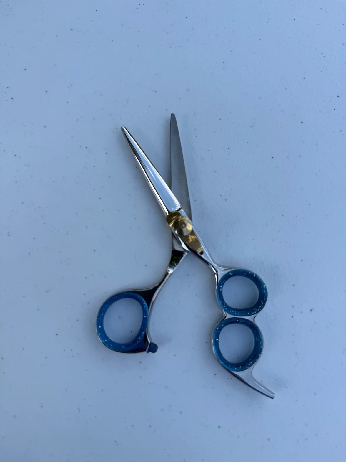Hairdressing scissors and texturizing shears with smooth pivot action