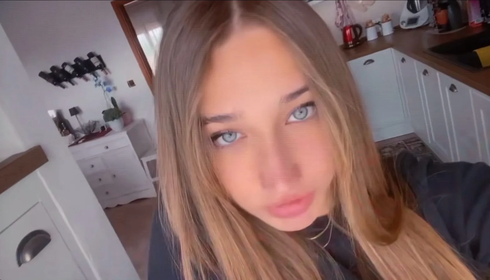 Ritratto di Sofia, dai lunghi capelli biondi.